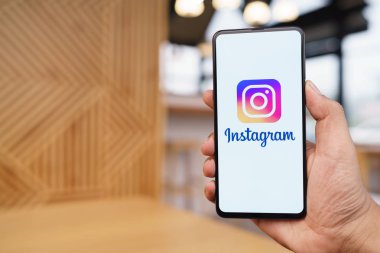 Chiang Mai, Tayland - Mar. 23,2019: Ekranda Instagram uygulaması ile Xiaomi Mi Mix 3 tutan adam. Instagram popüler bir online sosyal ağ hizmetidir.