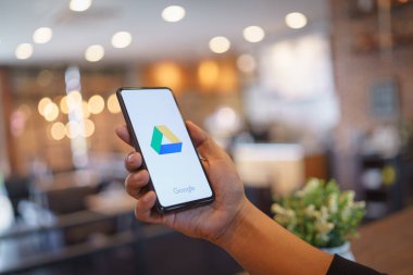 Chiang Mai, Tayland - Mar. 23,2019: Ekranda Google Drive uygulamaları ile Xiaomi Mi Mix 3 tutan adam elleri. Google Drive, Google'ın dosyaları çevrimiçi depolamanızı sağlayan ücretsiz bir hizmetidir.
