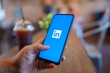 Chiang Mai, Tayland-Mar. 24, 2019: adam tutmak Xiaomi mi Mix 3 ekranda Linkedin uygulaması ile cep telefonu. Linkedin bir iş ve istihdam odaklı sosyal ağ hizmeti.