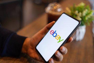 Chiang Mai, Tayland - Mar. 24,2019: Ekranda ebay uygulamaları ile Xiaomi Mi Mix 3 tutan adam. ebay internet üzerinden mal ve hizmet satın almak ve satmak için en popüler yollarından biridir.