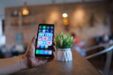 CHIANG MAI, THAILAND - Mar. 24,2019: Xiaomi Mi Mix 3 'ü elinde tutan adam ve sosyal medya simgeleri ekranda. Sosyal medya en popüler araçtır. Akıllı telefon yaşam tarzı. Sosyal medya uygulaması başlatılıyor.