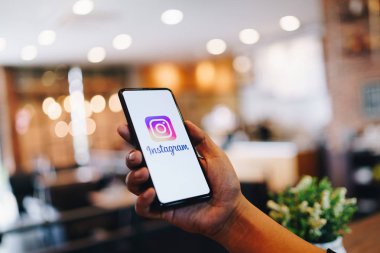 Chiang Mai, Tayland - Mar. 24,2019: Ekranda Instagram uygulaması ile Xiaomi Mi Mix 3 tutan adam. Instagram popüler bir online sosyal ağ hizmetidir.