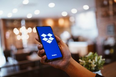 Chiang Mai, Tayland - Mar. 24,2019: Ekranda Dropbox ile Xiaomi Mi Mix 3 tutan adam. Dropbox, çevrimiçi olarak her yerden resimlere, belgelere ve videolara erişmenizi sağlayan bir hizmettir.