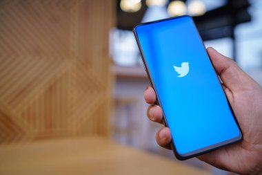 Chiang Mai, Tayland - Mar. 23,2019: Ekranda Twitter uygulaması ile Xiaomi Mi Mix 3 tutan adam. Twitter, kullanıcıların mesaj gönderdiği ve mesajlarla etkileşimde bulunduğu bir çevrimiçi haber ve sosyal ağ hizmetidir..