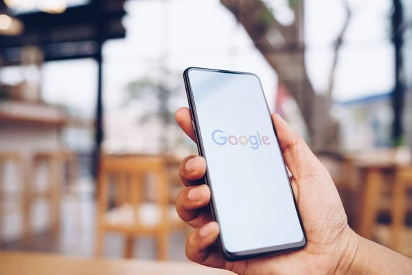 ЧЬЯН-ИЯ, ТАИЛАНД - Март. 23.2019: Человек, держащий в руках Xiaomi Mi Mix 3 с поиском Google на экране. Google является крупнейшим поисковиком в Интернете и технологии онлайн-рекламы в мире — стоковое фото