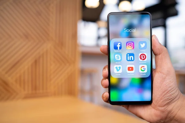 CHIANG MAI, TAILANDIA - Marzo. 23,2019: Hombre sosteniendo Xiaomi Mi Mix 3 con iconos de las redes sociales en la pantalla.Las redes sociales son la herramienta más popular. Estilo de vida Smartphone. Inicio de aplicación de redes sociales . — Foto de Stock