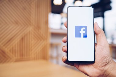 Chiang Mai, Tayland-Mar. 23, 2019: adam tutarak Xiaomi mi Mix3 ekranda Facebook uygulaması ile. Facebook popüler bir ücretsiz sosyal medya bilgi paylaşımı ve ağ için kullanılır.