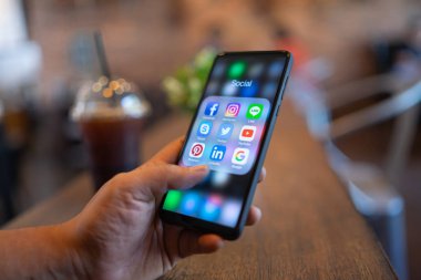 CHIANG MAI, THAILAND - Mar. 24,2019: Xiaomi Mi Mix 3 'ü elinde tutan adam ve sosyal medya simgeleri ekranda. Sosyal medya en popüler araçtır. Akıllı telefon yaşam tarzı. Sosyal medya uygulaması başlatılıyor.