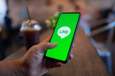 CHIANG MAI, THAILAND - Mar. 24,2019: Xiaomi Mi Mix 3 'ü elinde tutan adam ekranda LINE uygulamaları ile. LINE ücretsiz sesli arama yapmanızı ve ücretsiz mesaj göndermenizi sağlayan yeni bir iletişim uygulaması.