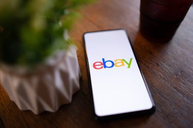 Chiang Mai, Tayland - Mar. 24,2019: Xiaomi Mi Mix 3 cep telefonu ekranda ebay uygulamaları ile. ebay internet üzerinden mal ve hizmet satın almak ve satmak için en popüler yollarından biridir.