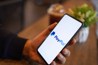 Chiang Mai, Tayland - Mar. 24,2019: Ekranda Paypal uygulamaları ile Xiaomi Mi Mix 3 tutan adam. Paypal bir online elektronik ödeme sistemidir.