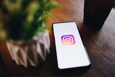 Chiang Mai, Tayland-Mar. 24, 2019: Xiaomi mi Mix 3 ekranda Instagram uygulaması ile. Instagram popüler bir çevrimiçi sosyal ağ hizmetidir.