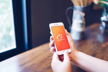 Chiang Mai, Tayland - Nis.08,2019: Alibaba uygulamaları ile Apple iphone 6s Rose Gold tutan kadın. Alibaba dünyanın en büyük online ticaret şirketidir. Bu üç ana siteleri Taobao Tmall ve Alibaba olduğunu.