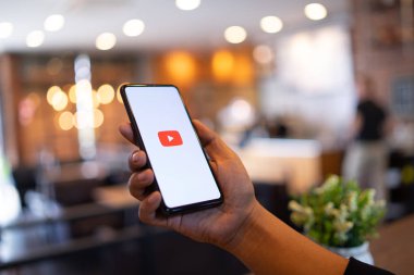 Chiang Mai, Tayland - Mar. 24,2019: Ekranda Youtube uygulamaları ile Xiaomi Mi Mix 3 tutan adam. Youtube popüler online video paylaşım sitesi.