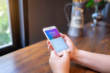 Hiang Mai, Tayland - Nis.08,2019: Ekranda Instagram uygulaması ile iphone tutan adam. Instagram popüler bir online sosyal ağ hizmetidir.