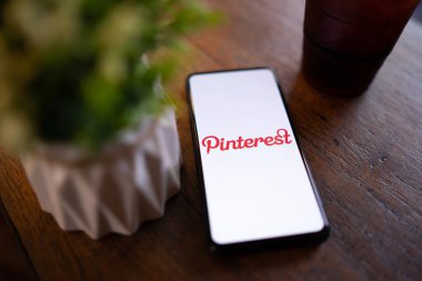 Chiang Mai, Tayland - Mar. 24,2019: Xiaomi Mi Mix 3 cep telefonu ile Pinterest uygulamaları giriş ekranında. Pinterest, insanların ilginç şeyleri sabitlemelerine olanak tanıyan çevrimiçi bir pinboard.