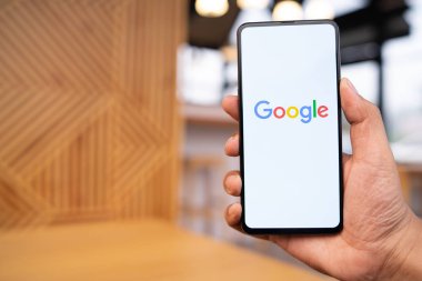 Chiang Mai, Tayland - Mar. 23,2019: Ekranda google arama ile Xiaomi Mi Mix 3 tutan adam. Google dünyanın en büyük Internet arama motoru ve online reklam teknolojileri