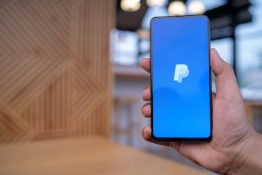 CHIANG MAI, THAILAND - Mar. 23,2019: Xiaomi Mi Mix 3 'ü elinde tutan adam ve PayPal uygulamaları ekranda. PayPal bir çevrimiçi elektronik ödeme sistemidir..