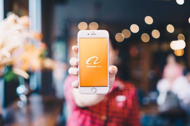 Chiang Mai, Tayland - Nis.08,2019: Alibaba uygulamaları ile Apple iphone 6s Rose Gold tutan kadın. Alibaba dünyanın en büyük online ticaret şirketidir. Onun üç ana siteleri Taobao Tmall ve Alibaba.
