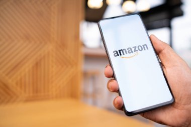 Chiang Mai, Tayland - Mar. 23,2019: Ekranda Amazon uygulamaları ile Xiaomi Mi Mix 3 tutan adam. Amazon bir Amerikan uluslararası elektronik ticaret şirketidir. Dünyanın en büyük online perakendecisidir.