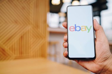 CHIANG MAI, THAILAND - Mar. 23,2019: Ekranda eBay uygulamaları olan Xiaomi Mi Mix 3 'ü tutan adam. eBay, internette mal ve hizmet satın almanın ve satmanın en popüler yollarından biri..