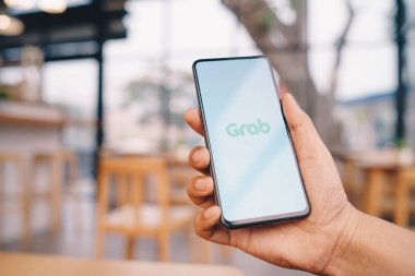 Chiang Mai, Tayland - Mar. 23,2019: Ekranda Grab uygulamaları ile Xiaomi Mi Mix 3 tutan adam. Grab, Güneydoğu Asya'da akıllı telefon uygulaması hepsi bir araya.