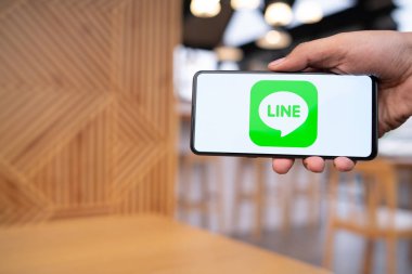 Chiang Mai, Tayland - Mar. 23,2019: Ekranda Line uygulamaları ile Xiaomi Mi Mix 3 tutan adam. Line ücretsiz sesli arama lar yapmanızı ve ücretsiz mesaj göndermenizi sağlayan yeni bir iletişim uygulamasıdır.