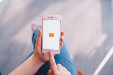 CHIANG MAI, THAILAND - 08: 2019: Elma iPhone 6S Rose Gold 'u elinde tutan kadın Youtube uygulamalarıyla ekranda. YouTube popüler bir çevrimiçi video paylaşım sitesidir..