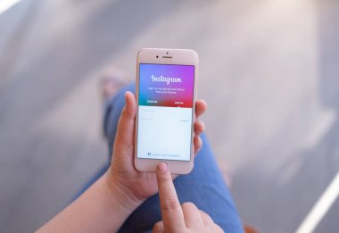 Hiang Mai, Tayland - Nis.08,2019: Ekranda Instagram uygulaması ile iphone tutan adam. Instagram popüler bir online sosyal ağ hizmetidir.