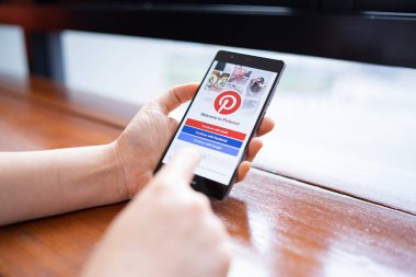 Chiang Mai, Tayland - 16 Şubat 2019: Ekranda Pinterest uygulamaları olan Huawei cep telefonunu tutan kadın. Pinterest, insanların ilginç şeyleri sabitlemelerine olanak tanıyan çevrimiçi bir pinboard.