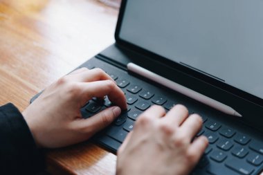 İş kadını ofiste tablet taşınabilir klavye ile çalışıyor. İş teknolojisi kavramı.
