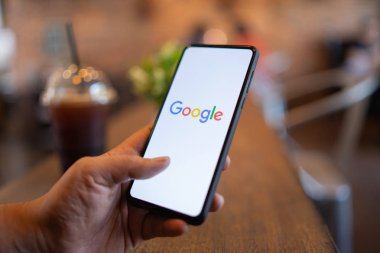 CHIANG MAI, THAILAND - Mar. 24,2019: Xiaomi Mi Mix 3 'ü tutan adam ekranda google araması yapıyor. Google dünyanın en büyük internet arama motoru ve online reklam teknolojisidir.