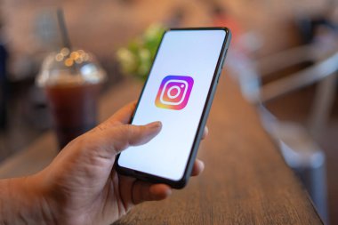 Chiang Mai, Tayland - Mar. 24,2019: Ekranda Instagram uygulaması ile Xiaomi Mi Mix 3 tutan adam. Instagram popüler bir online sosyal ağ hizmetidir.