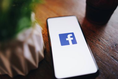 Chiang Mai, Tayland-Mar. 24, 2019: adam tutarak Xiaomi mi Mix3 ekranda Facebook uygulaması ile. Facebook popüler bir ücretsiz sosyal medya bilgi paylaşımı ve ağ için kullanılır.