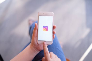 Hiang Mai, Tayland - Nis.08,2019: Ekranda Instagram uygulaması ile iphone tutan adam. Instagram popüler bir online sosyal ağ hizmetidir.
