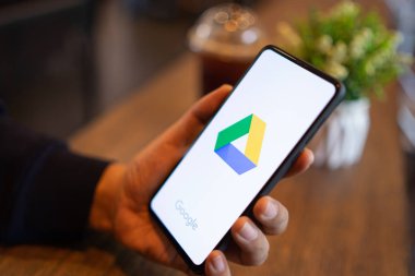 Chiang Mai, Tayland - Mar. 24,2019: Ekranda Google Drive uygulamaları ile Xiaomi Mi Mix 3 tutan adam elleri. Google Drive, Google'ın dosyaları çevrimiçi depolamanızı sağlayan ücretsiz bir hizmetidir.