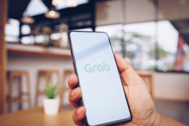 Chiang Mai, Tayland - Mar. 23,2019: Ekranda Grab uygulamaları ile Xiaomi Mi Mix 3 tutan adam. Grab, Güneydoğu Asya'da akıllı telefon uygulaması hepsi bir araya.