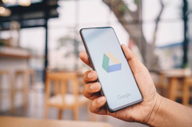 Chiang Mai, Tayland - Mar. 23,2019: Ekranda Google Drive uygulamaları ile Xiaomi Mi Mix 3 tutan adam elleri. Google Drive, Google'ın dosyaları çevrimiçi depolamanızı sağlayan ücretsiz bir hizmetidir.