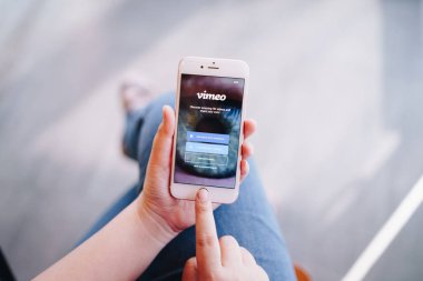 Chiang Mai, Tayland - Nis.08,2019: Ekranda Vimeo ile Apple iphone 6s Rose Gold tutan kadın. Vimeo, kullanıcıların video yükleyebildiği, paylaşabileceği ve görüntülebildiği bir video paylaşım sitesidir..