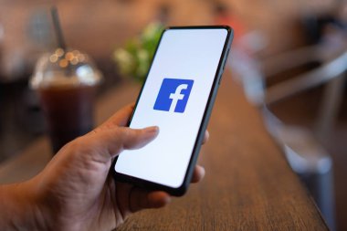 Chiang Mai, Tayland-Mar. 24, 2019: adam tutarak Xiaomi mi Mix3 ekranda Facebook uygulaması ile. Facebook popüler bir ücretsiz sosyal medya bilgi paylaşımı ve ağ için kullanılır.