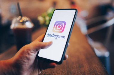 Chiang Mai, Tayland - Mar. 24,2019: Ekranda Instagram uygulaması ile Xiaomi Mi Mix 3 tutan adam. Instagram popüler bir online sosyal ağ hizmetidir.