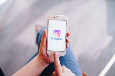 Hiang Mai, Tayland - Nis.08,2019: Ekranda Instagram uygulaması ile iphone tutan adam. Instagram popüler bir online sosyal ağ hizmetidir.