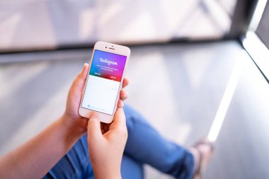 Hiang Mai, Tayland - Nis.08,2019: Ekranda Instagram uygulaması ile iphone tutan adam. Instagram popüler bir online sosyal ağ hizmetidir.