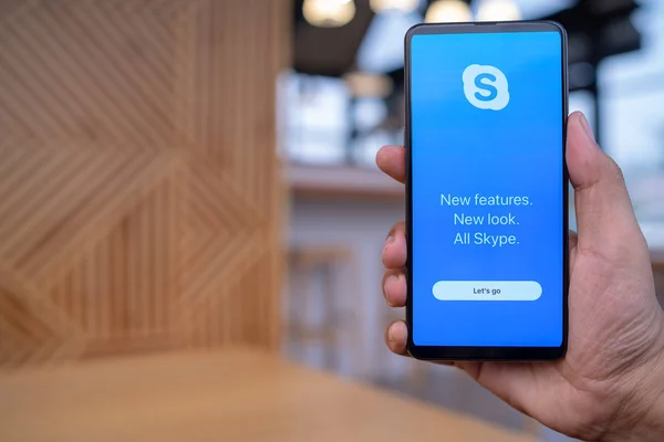 Chiang Mai, Thajsko-březen 23, 2019: muž, který drží Xiaomi mi mix 3 s aplikací Skype. Skype je součástí společnosti Microsoft, může provádět video, audio hovory, konverzovat zprávy a dělat mnohem více pomocí Skype. — Stock fotografie