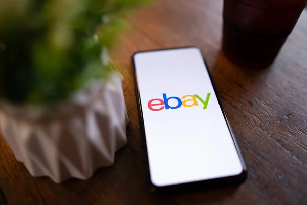 Чіангмай, Таїланд-Березень 24, 2019: Xiaomi Мі мікс 3 мобільний телефон з додатками eBay на екрані. eBay є одним з найпопулярніших способів купувати і продавати товари та послуги в Інтернеті. — стокове фото