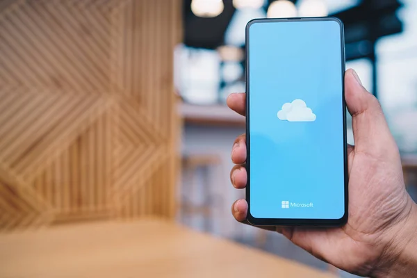 CHIANG MAI, TAILANDIA - Marzo. 23,2019: Hombre sosteniendo Xiaomi Mi Mix 3 con OneDrive en pantalla. Microsoft OneDrive es un servicio de alojamiento de archivos que permite a los usuarios sincronizar archivos . — Foto de Stock