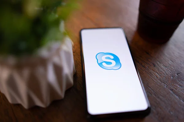 CHIANG MAI, TAILANDIA - Marzo. 24,2019: Xiaomi Mi Mix 3 con aplicaciones de Skype. Skype es parte de Microsoft, puede hacer video, llamadas de audio, mensajes de chat y hacer mucho más usando Skype . —  Fotos de Stock