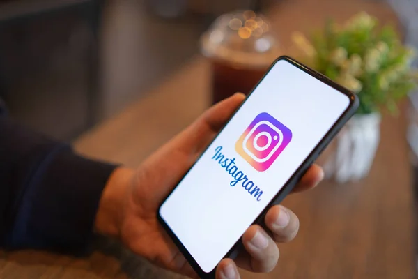 CHIANG MAI, TAILANDIA - Marzo. 24,2019: Hombre sosteniendo Xiaomi Mi Mix 3 con aplicación de Instagram en la pantalla. Instagram es un popular servicio de redes sociales en línea . — Foto de Stock