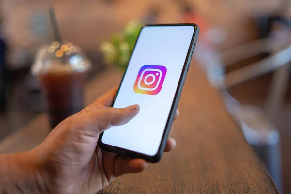 Chiang mai, thailand - mar. 24,2019: Mann hält xiaomi mi mix 3 mit Instagram-Anwendung auf dem Bildschirm. instagram ist ein beliebter sozialer Online-Netzwerkdienst. — Stockfoto