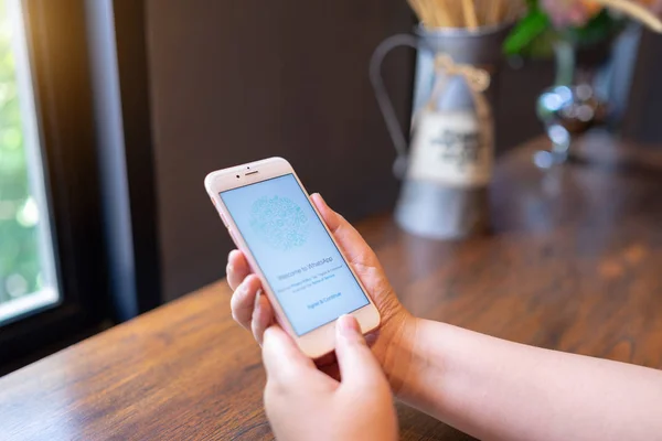 CHIANG MAI, TAILANDIA - Abr.08,2019: Mujer sosteniendo Apple iPhone 6S con Whatsapp messenger en la pantalla.WhatsApp Messenger es una aplicación de mensajería GRATIS que te permite enviar mensajes y llamar a amigos y familiares . — Foto de Stock